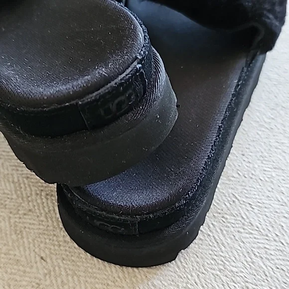 Ugg slides - Picture 2 of 4